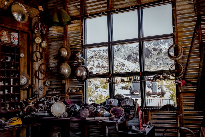 cordonnerie-MENTON-min_shop_window_part_junk_abandoned-138873